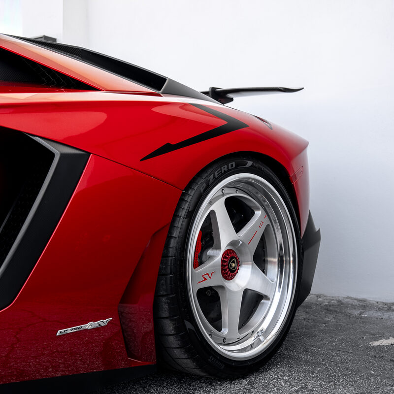 7C Wheels on red Lamborghini Aventador SVJ, front three-quarter detail