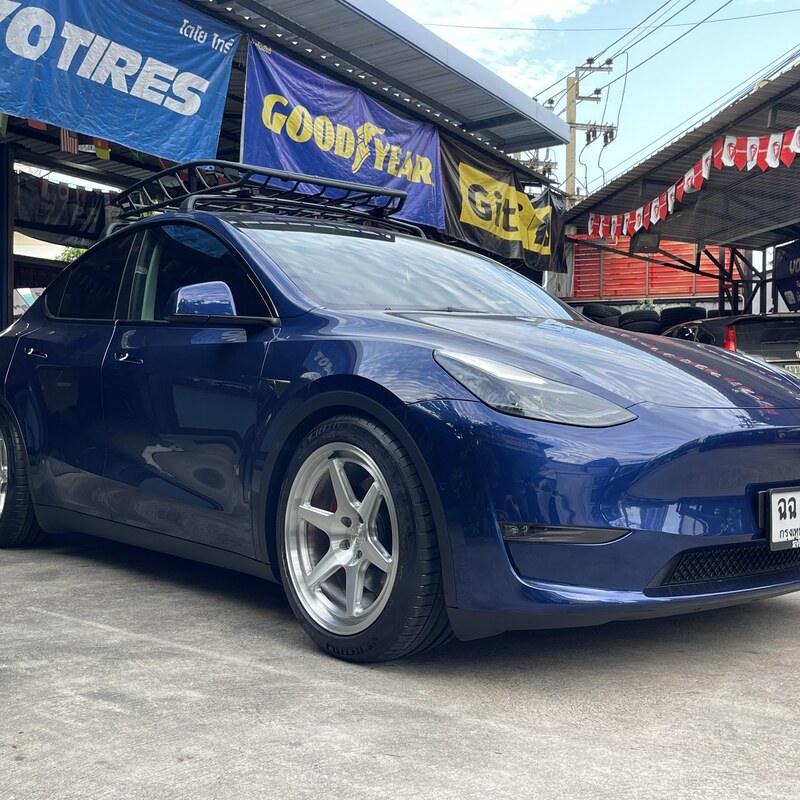 7C Wheels on navy Tesla Model Y, front three-quarter detail